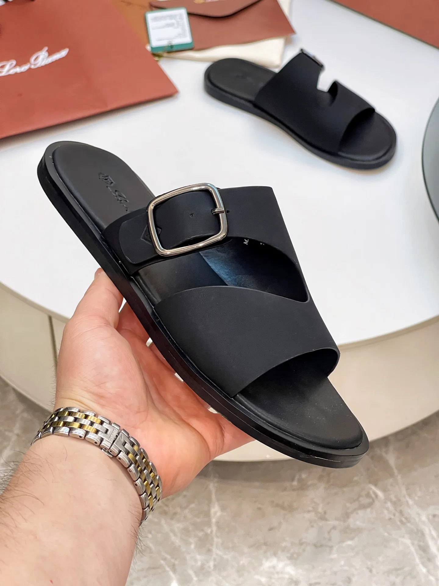 Men's shoes 💰420 Loro Piana, LP's popular spring and summer slippers are synchronized with the new counters, uppers are imported cowhide fabrics from Italy, high-quality splicing technology, soles: original soles specially provided by the original factory, exclusive molded soles are super comfortable, original factory orders, 🔍🔍high quality, you can go in and out of the counter at will, welcome to compare, code number 39-44 (order 38 45 46)
